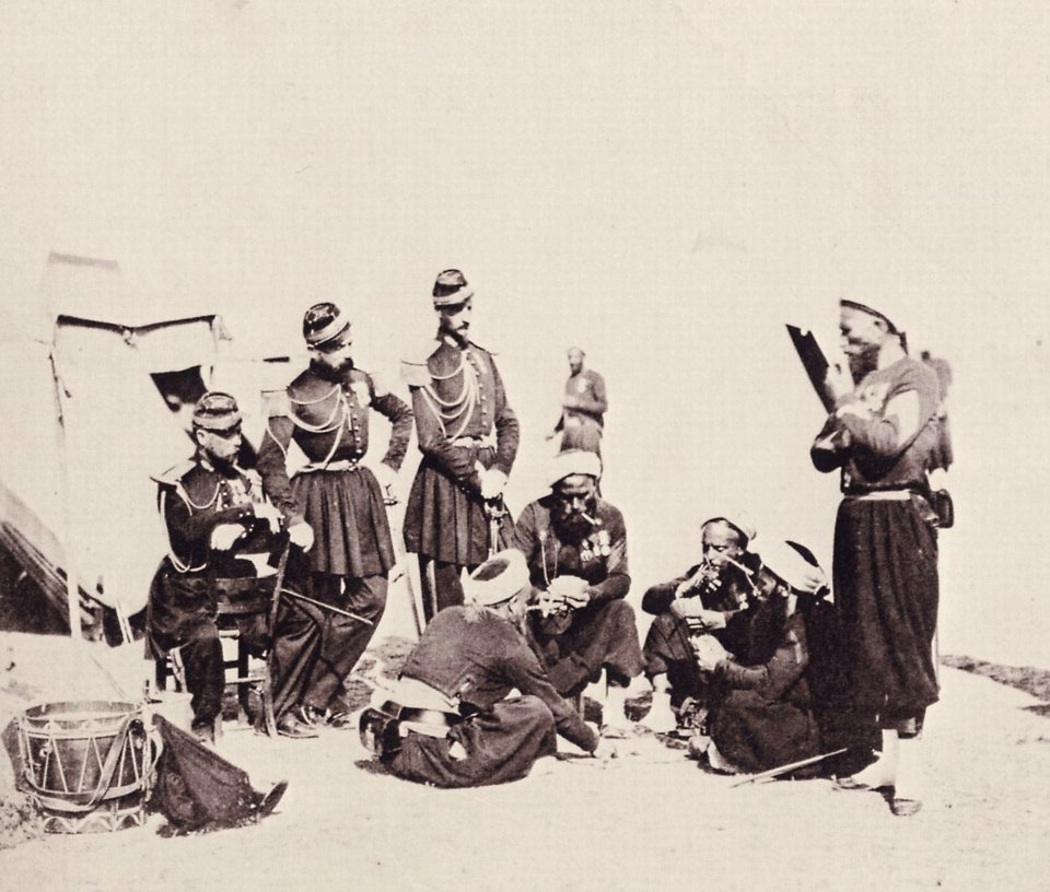 Gray, Gustave Le - Das Lager bei Châlons – Offiziere beobachten eine Gruppe von Zouaves beim Kartenspiel (Zeno Fotografie)
