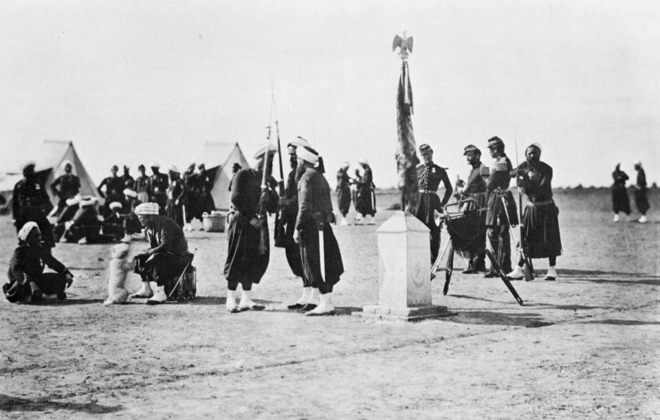 Gray, Gustave Le - Fahnenablösung französischer Kolonialsoldaten im Lager von Châlons (Zeno Fotografie)