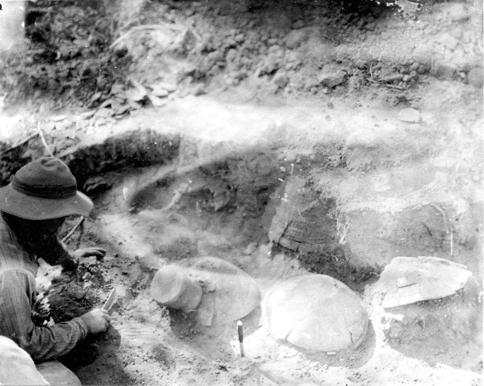Gravurnor under utgrävning i fältet nära Dr. Manuel Delfins hus - SMVK - 005908