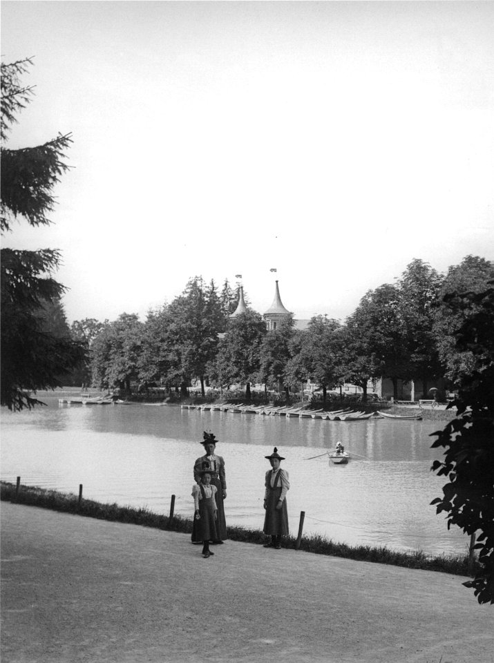 Graz - Hilmteich, Damen auf der Promenade - 1898