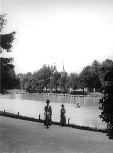 Graz - Hilmteich, Damen auf der Promenade - 1898