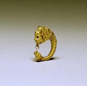 Greek - Greek Hoop Earring with Lion Head - Walters 571665 - Profile