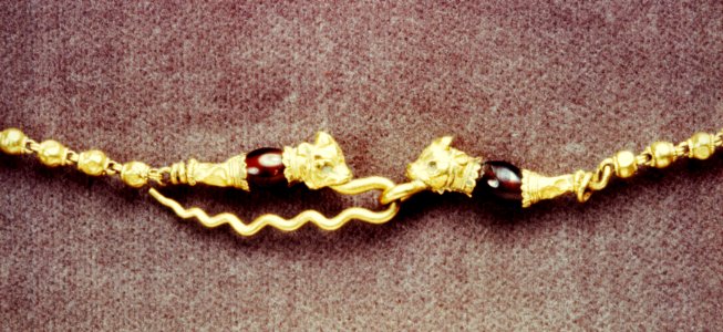 Greek - Necklace with Clasp of Two Bull Heads - Walters 57598 - Detail photo