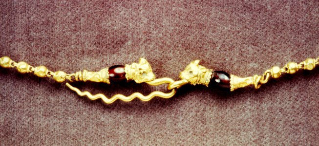 Greek - Necklace with Clasp of Two Bull Heads - Walters 57598 - Detail