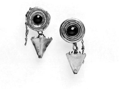 Greek - Pair of Disk-and-Pyramid Pendant Earrings - Walters 571671, 571672 photo