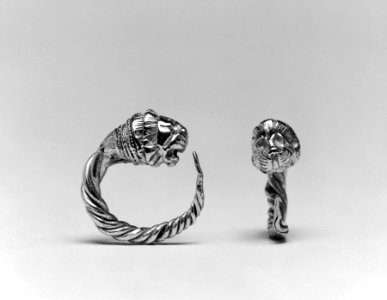 Greek - Pair of Hoop Earrings with Lion's Head - Walters 57581, 57582 photo