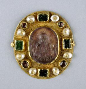 Greek - Reliquary Pendant with Virgin and Child - Walters 571511 (2) (3) photo