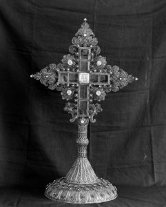 Greek treasures in the Church of the Holy Sepulchre. Jewelled cross of Heraclius. Given to the Holy Sepulchre by this Emperor in 628 A.D. LOC matpc.02495 (cropped)
