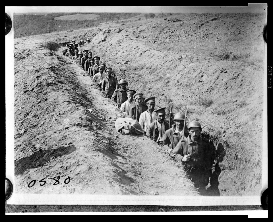 Greek soldiers escorting Bulgarian prisoners LCCN2010650547