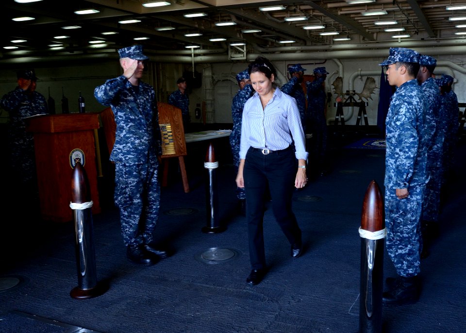 Greene visits USS Anchorage 140925-N-DI719-070