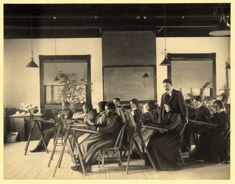 Formal class in liberal arts and sciences Hampton Institute, Hampton, Va. - writing on blackboard reads clay modeling LCCN2001703864