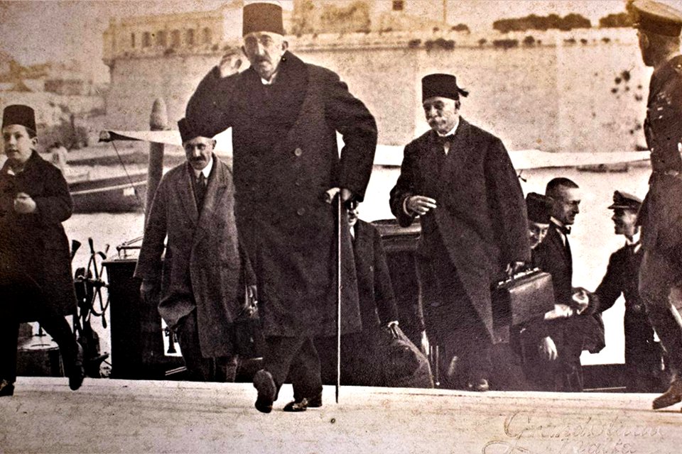 Former Ottoman Sultan Mehmed VI arrives in Malta on a British warship. 9 Dec 1922