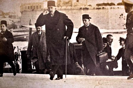 Former Ottoman Sultan Mehmed VI arrives in Malta on a British warship. 9 Dec 1922