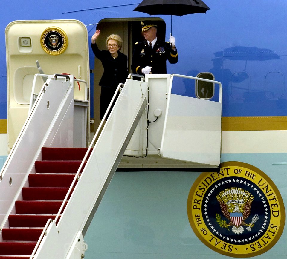 Former First Lady Nancy Reagan escorted by US Army Major General Galen Jackman waves to mourners in attendance at Andrews Air Force Base