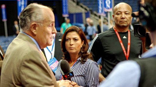 Former NYC Mayor Rudolph Giuliani speaks to VOA Spanish's Lina Correa on the floor of the RNC in Tampa, FL