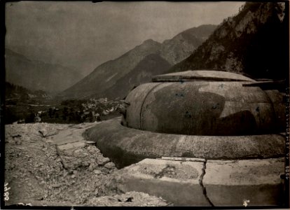 FORT HENSEL, Intakte Panzerkuppel mit Scheingeschütz für 12 cm Kanone M.8. Aufgenommen am 26. Juni 1916. (BildID 15476567)