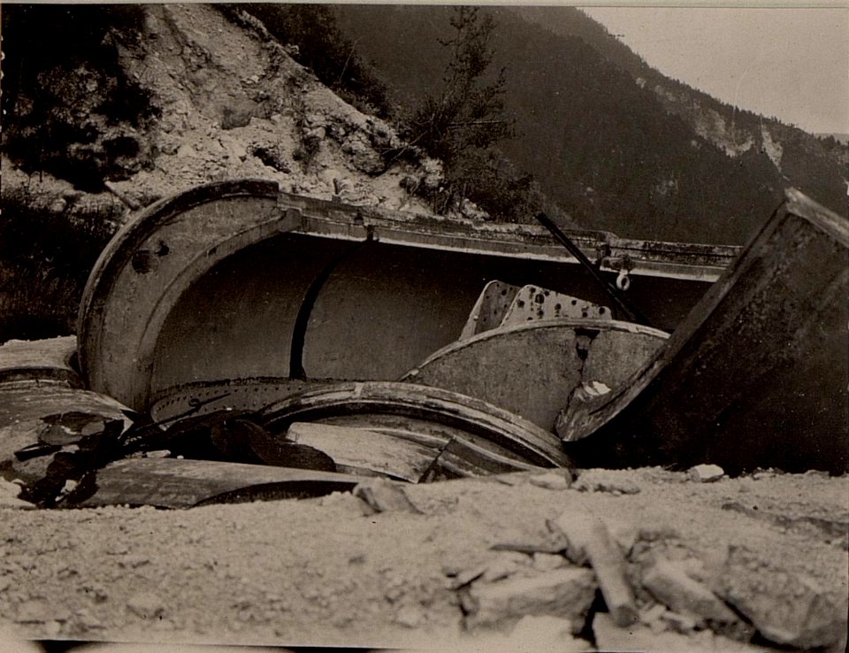 FORT HENSEL, Durch einen Treffer zerstörte Panzerkuppel der 12 cm M.8. Kanone. das Geschütz blieb a intakt. Aufgenommen am 27. Juni 1916. (BildID 15476588)