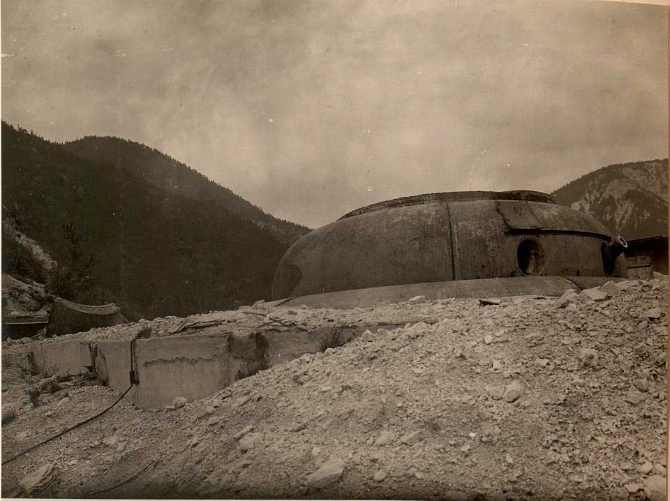 FORT HENSEL, Intakte Panzerkuppel mit Scheingeschütz für 12 cm Kanone M.8. Aufgenommen am 27. Juni 1916. (BildID 15476560)