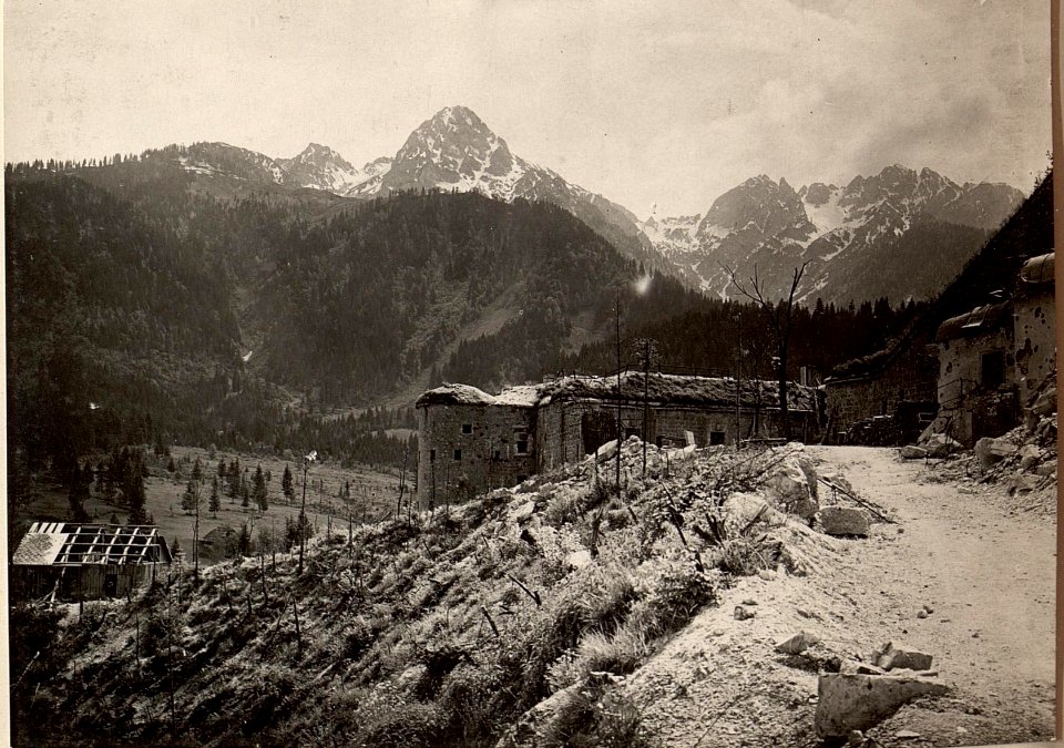Fort Hensel gegen Mittagskofel und Pipper. Aufgenommen am 30. Mai 1916. (BildID 15475909)