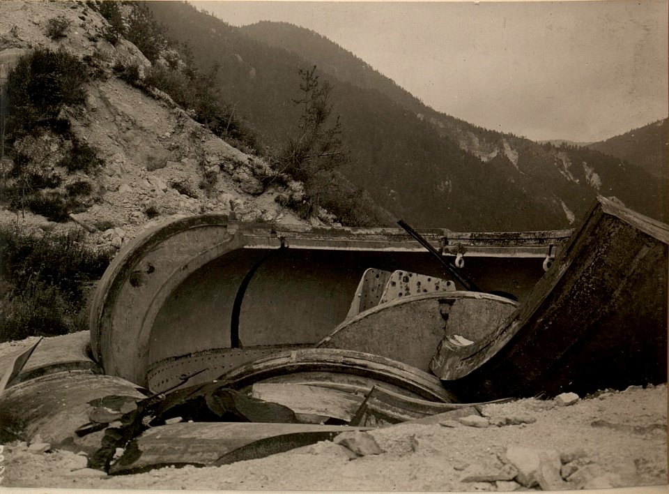FORT HENSEL, Durch einen Treffer zerstörte Panzerkuppel der 12 cm M.8. Kanone, das Geschütz blieb intakt. Aufgenommen am 27. Juni 1916. (BildID 15476574)