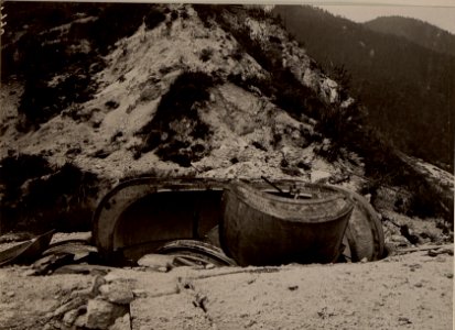 FORT HENSEL, Durch einen Treffer zerstörte Panzerkuppel der 12 cm M.80. Kanone. das Geschütz blieb a intakt. Aufgenommen am 27. Juni 1916. (BildID 15476595)