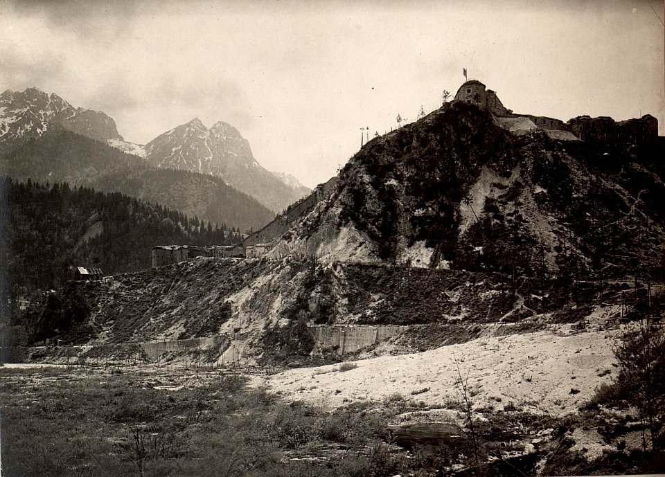 Fort Hensel beflaggt zum Jahrestag der italienischen Kriegserklärung. Aufgenommen am 25. Mai 1916. (BildID 15475902)