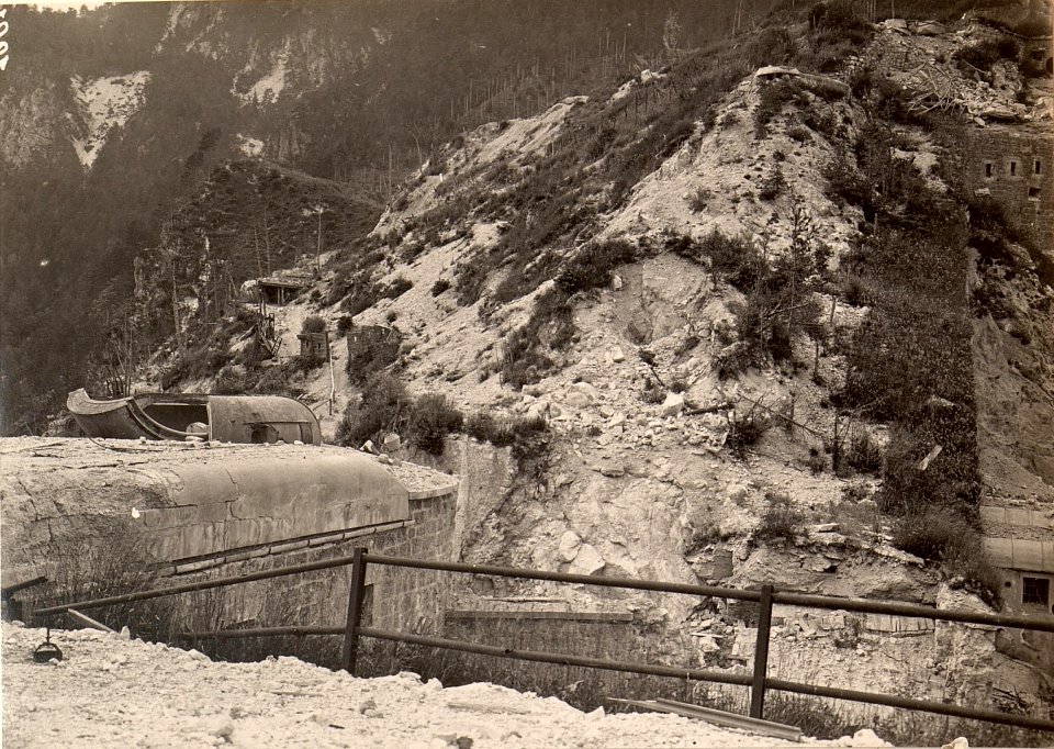 FORT HENSEL, Durch einen Treffer zerstörte Panzerkuppel der 12 cm M.8. Kanone. das Geschütz blieb a intakt. Aufgenommen am 27. Juni 1916. (BildID 15476602)