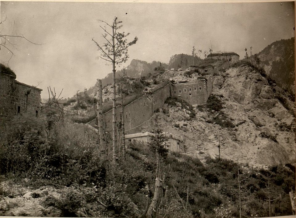 FORT HENSEL, Kehlansicht der Poterne zwischen Werk A und B. Aufgenommen am 26. Juni 1916. (BildID 15476532)