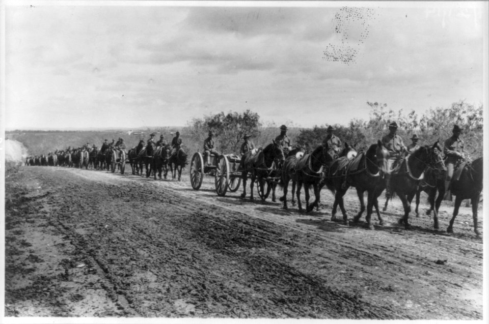 Fort Sam Houston, Tex., 1911-1912- Artillery on hike LCCN2006677819