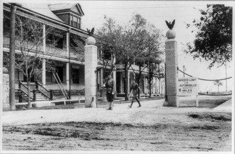 Fort Sam Houston, Tex., 1911-1912- entrance to Fort Sam Houston; 6 mile per hour speed limit posted LCCN2006677820