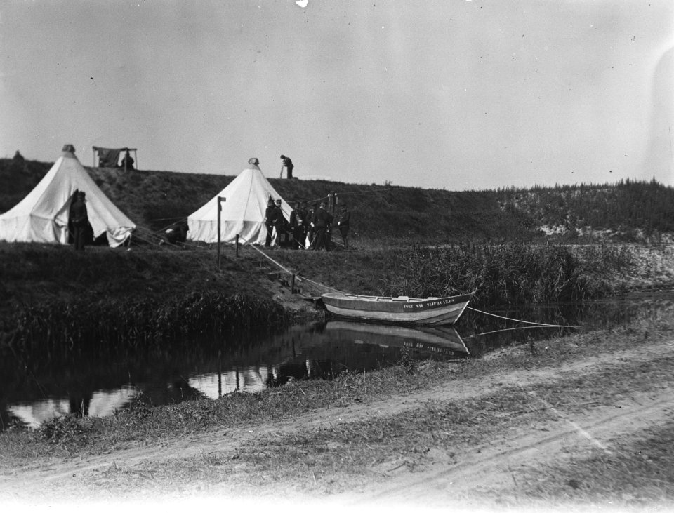 Fort Vijfhuizen en militaire tenten