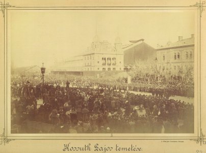Nyugati pályaudvar a Nyugati tér felől nézve. Gyászoló tömeg várja Kossuth Lajos koporsóját. - Fortepan 82052 photo