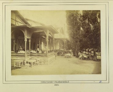 Budapest, Margit-sziget, Kisszálló (Ybl Miklós, 1863-1867), aljában a Felső Vendéglővel. - Fortepan 82295 photo