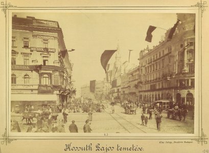 Rákóczi út - Nagykörút kereszteződés 1894. április 1-én, Kossuth Lajos temetése alkalmával fellobogózva. - Fortepan 82049