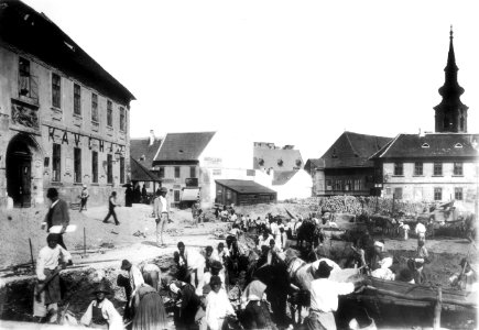 Budapest I., Szarvas tér, baloldalt a Szarvas-ház, szemben vele az Apród utcában Virág Benedek háza, jobbra hátul az Alexandriai Szent Katalin-plébániatemplom, 1894-ben. Fortepan 57552