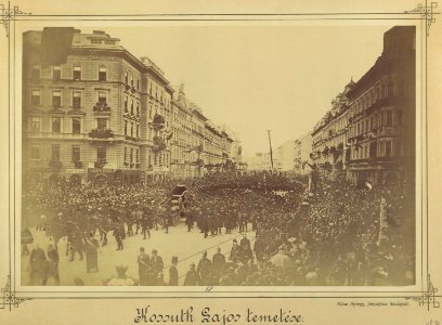 Budapest, Erzsébet körút, Kossuth Lajos temetési menete a gyászhintóval a Dohány utcánál. Fortepan 82043