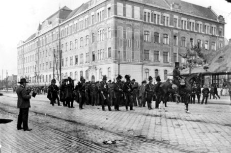 Vérvörös csütörtök (1912. május 23), tüntetők és csendőrök. - Fortepan 26441