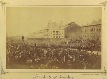 Nyugati pályaudvar a Nyugati tér felől nézve. Gyászoló tömeg várja Kossuth Lajos koporsóját - Fortepan 82054 photo