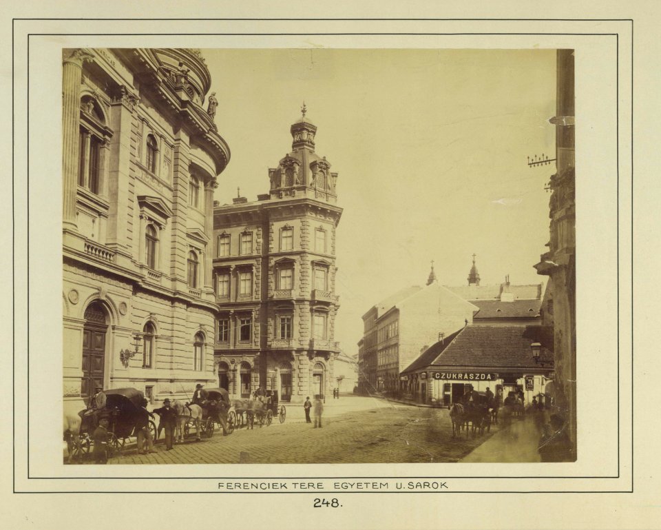 Ferenciek tere, szemben a Károlyi (Egyetem) utca, balszélen az Egyetemi Könyvtár. - Budapest Fortepan 82315