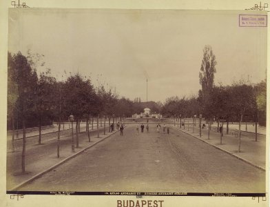 Andrássy út a Városliget felé nézve. A háttérben az Ybl-féle Gloriette (díszkút) látszik. - Budapest, Fortepan 82464 photo