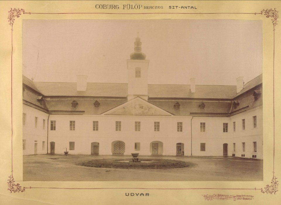Besztercebányai kerület, Szentantal, Coburg Fülöp herceg kastélyának belső udvara. Szemben a kastély kápolnája. 1895-1899 között.- Fortepan 83368