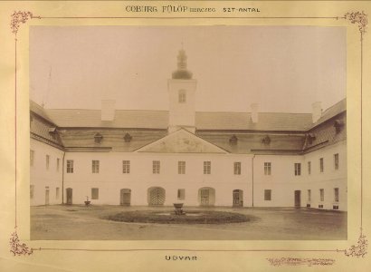 Besztercebányai kerület, Szentantal, Coburg Fülöp herceg kastélyának belső udvara. Szemben a kastély kápolnája. 1895-1899 között.- Fortepan 83368