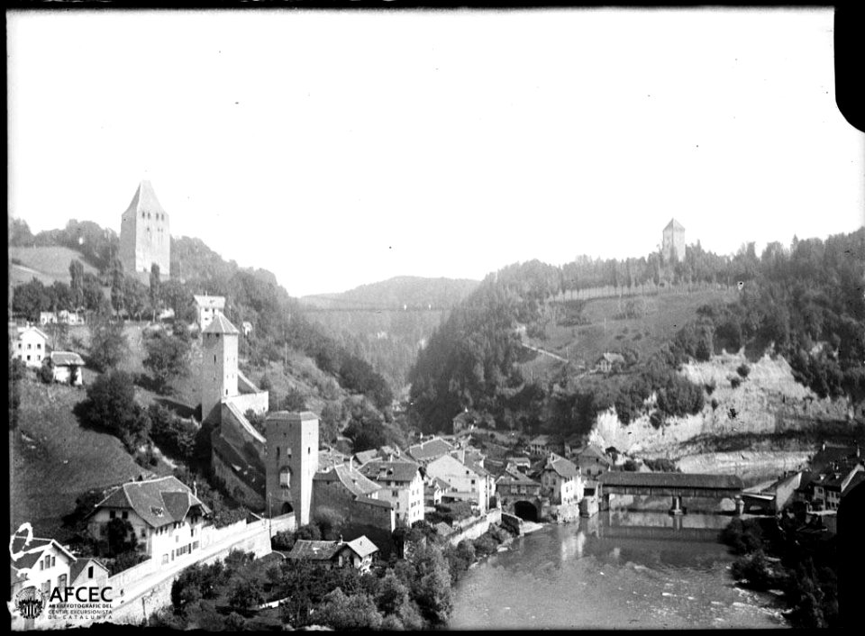 Fortificacions de Fribourg amb un pont cobert