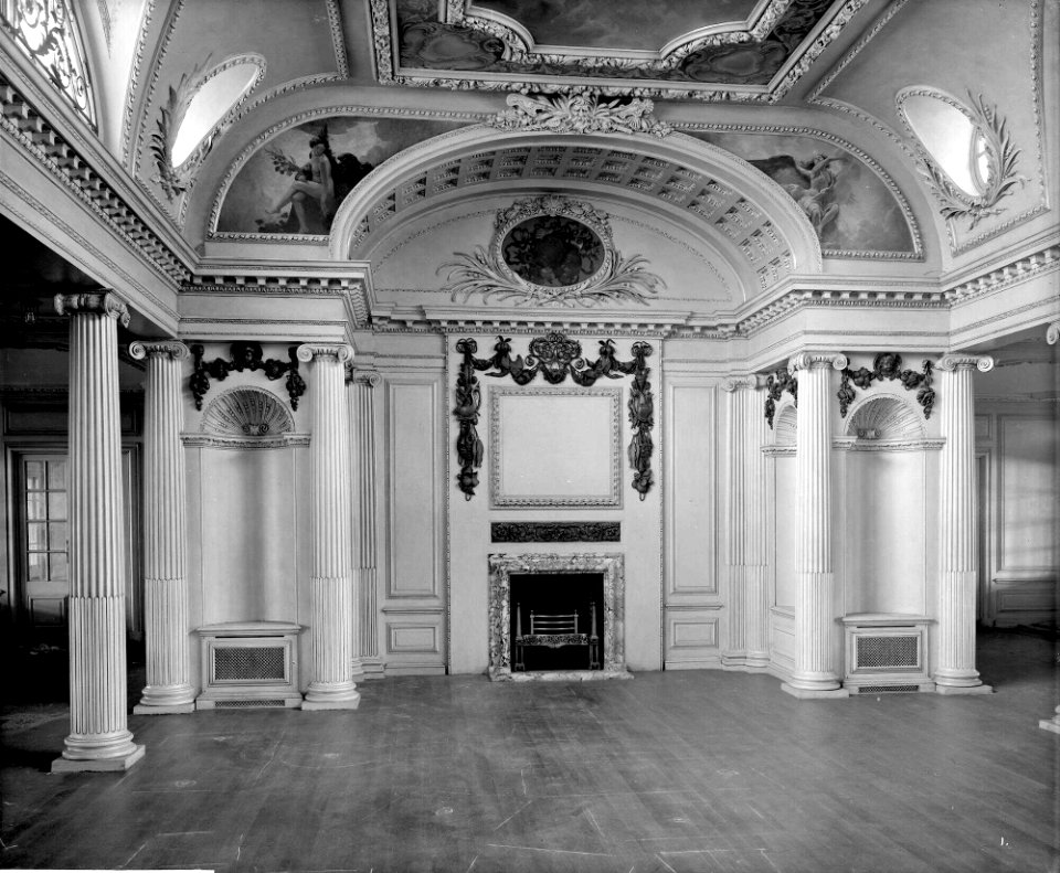 Forward end of the first class lounge on the 'Aquitania' (1914) RMG G10786