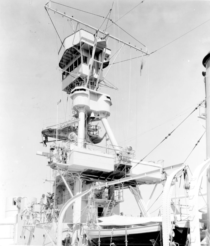 Forward superstructure of USS Omaha (CL-4) at the Puget Sound Naval Shipyard on 29 August 1933 (NH 93508)