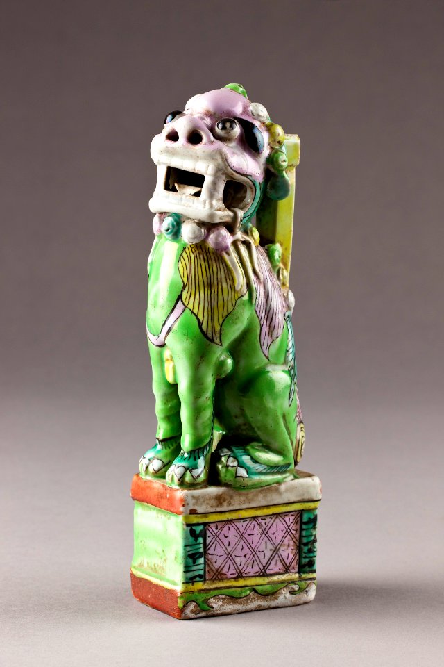 Fos hund med rökelsehållare bakom ryggen, från Kina 1800-tal - Hallwylska museet - 95451
