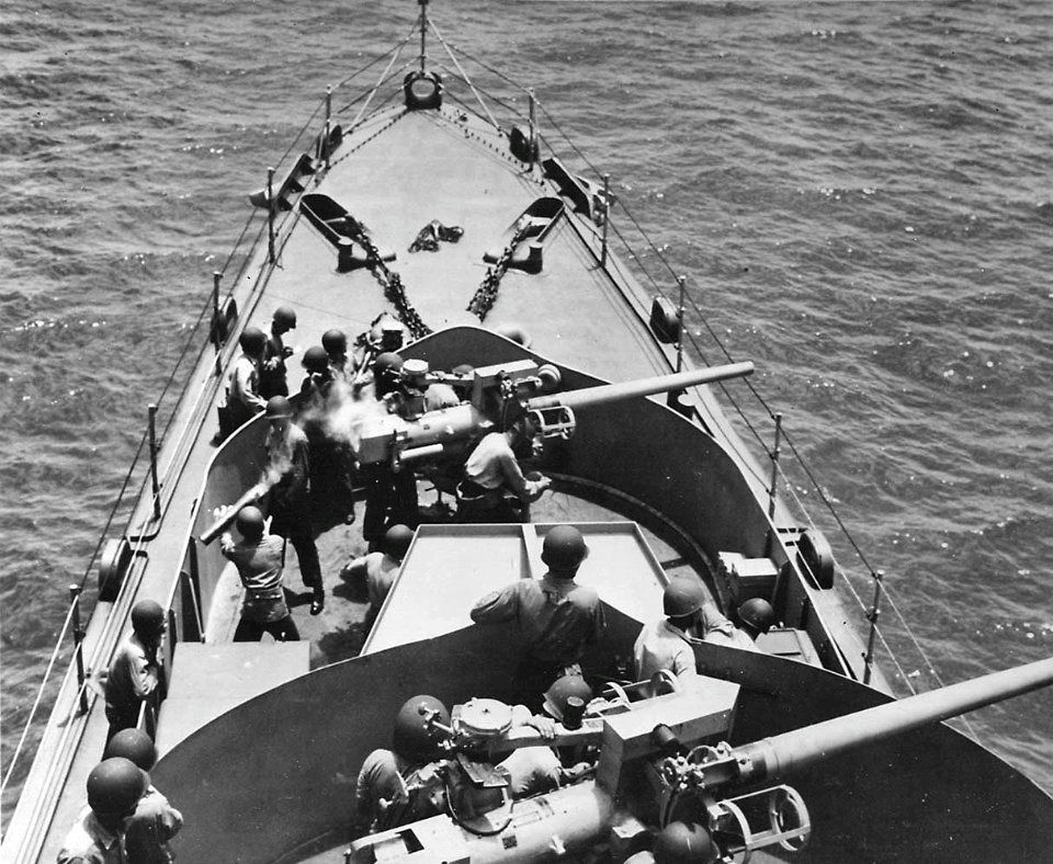 Forward 76 mm guns aboard USS Jacob Jones (DE-130), in January 1944 (80-G-44445)