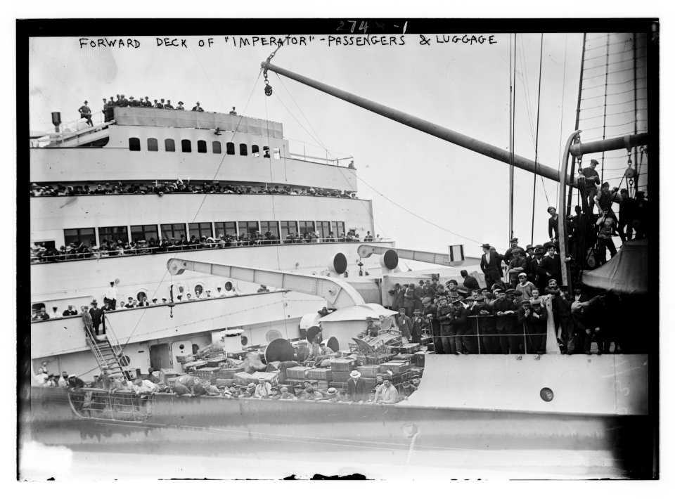 Forward deck of IMPERATOR - Passengers & luggage LCCN2014693491