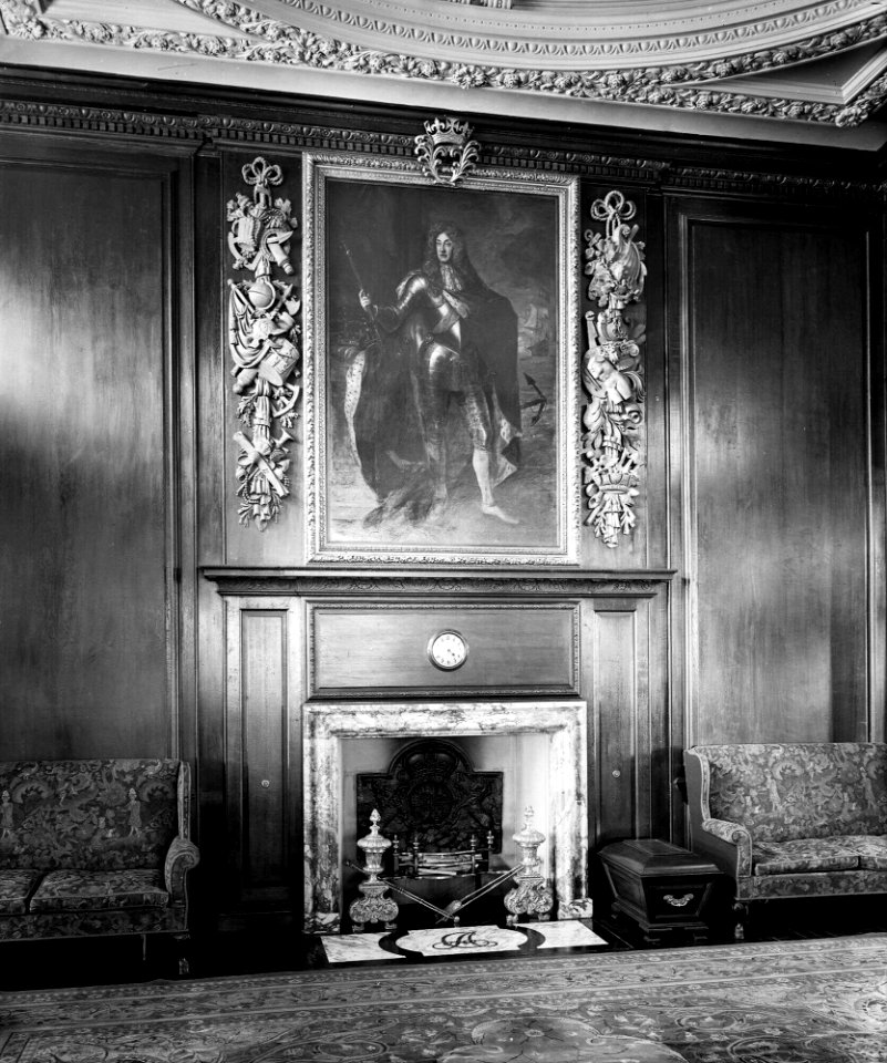 Forward end of the First Class Smoking Room on the 'Aquitania' (1914) RMG G10886