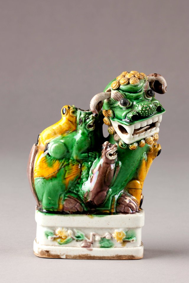 Fos hund (vaktare av Buddhas altare) med fyra ungar gjord i Kina på 1700-talet - Hallwylska museet - 95439